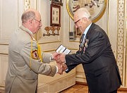 Виктор Мастеренко вручает памятный знак ветерану партизанского движения в Украине, ветерану украинской журналистики Борису Дуброву