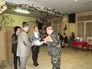 В. Киреев вручает медаль и грамоту А. Гальченко