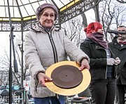 Представитель муниципального музея Леонида Утесова с шоколадной пластинкой