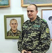 Подполковник Кирилл Войцехов у своего портрета работы одесской художницы Юлии Грачик