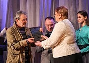 Награждают директора театра кукол Иосифа Мерковича