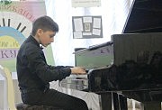 За роялем дипломант первой премии в номинации «Солисты-пианисты», ученик ДМШ № 11 Григорий Качуровский (преподаватель — О. Лазарева)