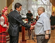 Заместитель председателя ОГА Владимир Жмак вручает Почетную грамоту председателя Одесской облгосадминистрации Сергею Власову, ликвидатору последствий аварии на Чернобыльской АЭС, члену совета организации инвалидов «Союз Чернобыль Украины» Малиновского района Одессы