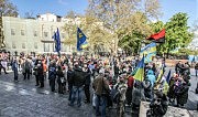 Депутаты ушли в сессионный зал, а митингующие остались на площади