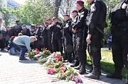 Цветы возлагали и к шеренге правоохранителей