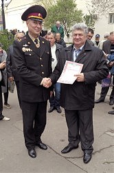 Полковник службы гражданской защиты С. С. Граничный вручает почетную грамоту ветерану, чернобыльцу-ликвидатору В. В. Стойкову