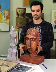 Скульптор Андрей Ахтырский с работами, переданными в дар музею