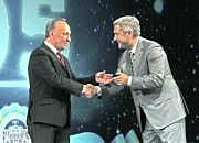 А. Урбанский (справа) вручает М. Зверякову Почетный знак отличия Одесского областного совета