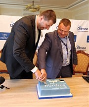 Свен Кукемелк (слева) и Виталий Портянко разрезают праздничный торт