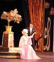 Валентина (лауреат премии Гран-при международного конкурса артистов оперетты Ирина Ковальская) и Камилл де Россильон (лауреат международного конкурса вокалистов Александр Прокопович)