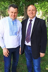 Микола Мартинюк (справа) і художник «Твердині» Андрій Гупало. Фото автора