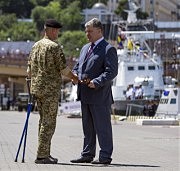 Вручение наград раненым бойцам