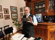 Эдуард Амчиславский представляет подарки