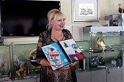 Лариса Вовченко знакомит сотрудников редакции с экспонатами музея