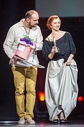 Награду за лучший украинский фильм получил Тарас Ткаченко и тут же передал ее актрисе Римме Зюбиной