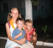 Диана, Рома и Андрюша — из многодетной семьи Барабаш. Две путевки на отдых предоставил профсоюз Ильичевского порта, где работает отец ребят, а в морском колледже учится их старший брат Женя. Диана — школьница, Рома осенью пойдет в первый класс. Как и сестричке, ему в «Юном судоремонтнике» тоже очень нравится, но он немножко завидует беззаботному малышу Андрюше. «Потому что он все время с мамой», — говорит