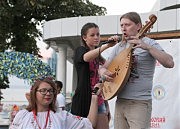 ...под аккомпанемент украинских инструментов