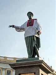 Дюк в национальной одежде