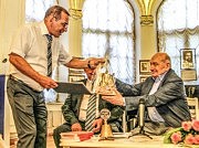 Трогательный момент церемонии: председатель профкома Одесского морского порта Владимир Зайков вручает Михал Михалычу рынду — в знак признательности за то, что великий сатирик свой трудовой путь начал 60 лет назад именно в порту