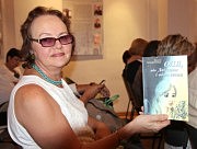 Директор Дома Блещунова Светлана Остапова поздравила автора книги