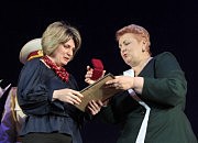 Зинаида Цвиринько вручает знак «Лучший педагогический работник города Одессы» воспитателю одесского дошкольного учебного заведения «Ясли-сад» №80 Татьяне Газиной