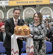 Генеральный директор УГППС «Укрпочта» Игорь Смилянский и руководитель Одесской дирекции «Укрпочты» Наталья Приходько