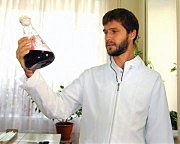 Аспирант ОНАПТ и главный технолог PT Purnama Sari LBN Александр Федоров проводит лабораторные исследования с мангустином