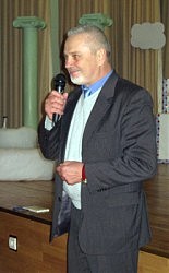 Поздравляет детей Владимир Александрович Колоденко