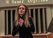 Поет Кристина Темченко