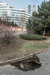 В двух шагах от жилого комплекса «Белый парус» — самый настоящий провал