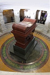 Саркофаг из красного порфира с останками императора