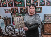 Галина Завгородняя показывает один из главных экспонатов музея школы в селе Широкое — старинную икону