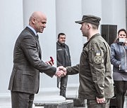 Городской голова Геннадий Труханов вручает награды нацгвардейцам