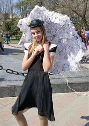 Катя Браславская из 8-й музыкальной школы подарила детям песенку в образе Мэри Поппинс