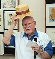 Юбиляр снимает шляпу перед своими учениками