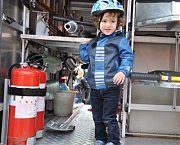 Маленькие участники флешмоба в парке Шевченко осваивали пожарные машины и экипировку полицейских