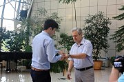 Сергей Гриневецкий вручает награду Юрию Делиергиеву