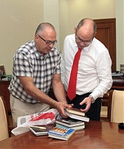 М. Степанов принимает в подарок книги о Борисе Деревянко