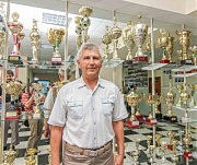 Директор спортшколы Валерий Богдан — у стенда с кубками