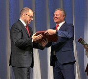 М. Степанов поздравляет А. Чебыкина