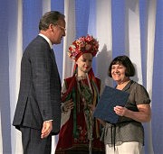 Награду получает Татьяна Гордиенко