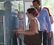 Девушка с нарушенным зрением тестирует кассы на автостанции