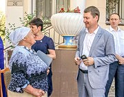 Перед началом торжеств С. Хрустовский общался с жителями поселка