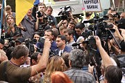 Прокурор области Олег Жученко в окружении митингующих