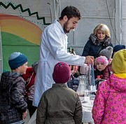 Научное шоу «Веселый лабораториум» развлекает детей