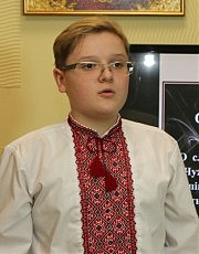 Читають власнi твори переможцi конкурсу в номiнацiї «Первоцвiт». Фото Олега ВОЛОДИМИРСЬКОГО