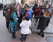 Начальник отдела приема граждан прокуратуры Одесской области Сергей Гудзенко общается с участниками акции