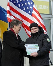 Джордж Кент вручает сертификат на новое спецоборудование Дмитрию Самарскому