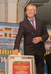 Глава представительства МИД Украины в Одессе Константин Ржепишевский делает благотворительный взнос