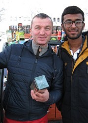 У Эдуарда Перендовского много друзей, среди них и студенты ОНМедУ, приехавшие в Одессу на учебу 